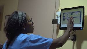 Beneficios de digitalizar la atención en ELEAM y residencias